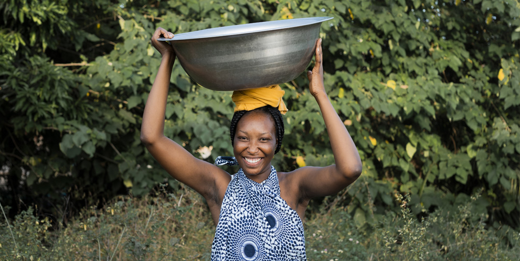 malawian woman carrying water